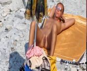 Скрытно наблюдает как нудистка на пляже делает минет